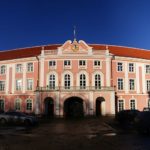 1024px-Toompealinnuse,_kubermanguvalitsuse_hoone_ja_Riigikogu_hoone_kompleks