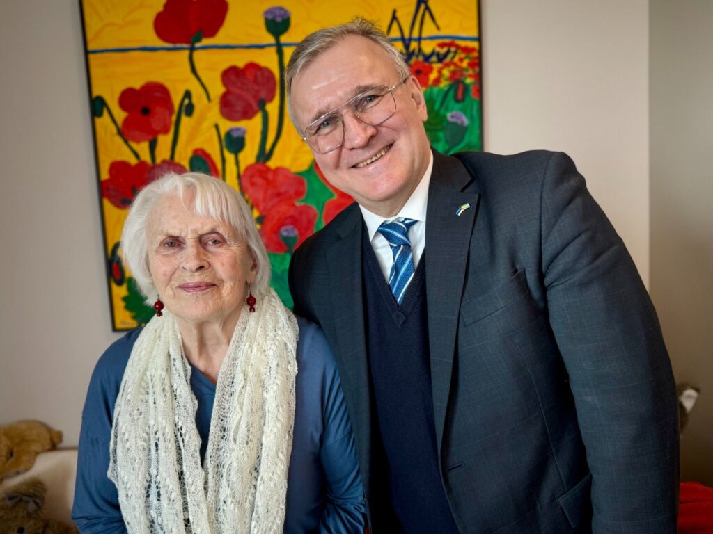 Suursaadik Toomas Lukk õnnitlemas Ilon Wiklandit tema 95, sünnipäeval Stockholmis. Foto Välisministeerium