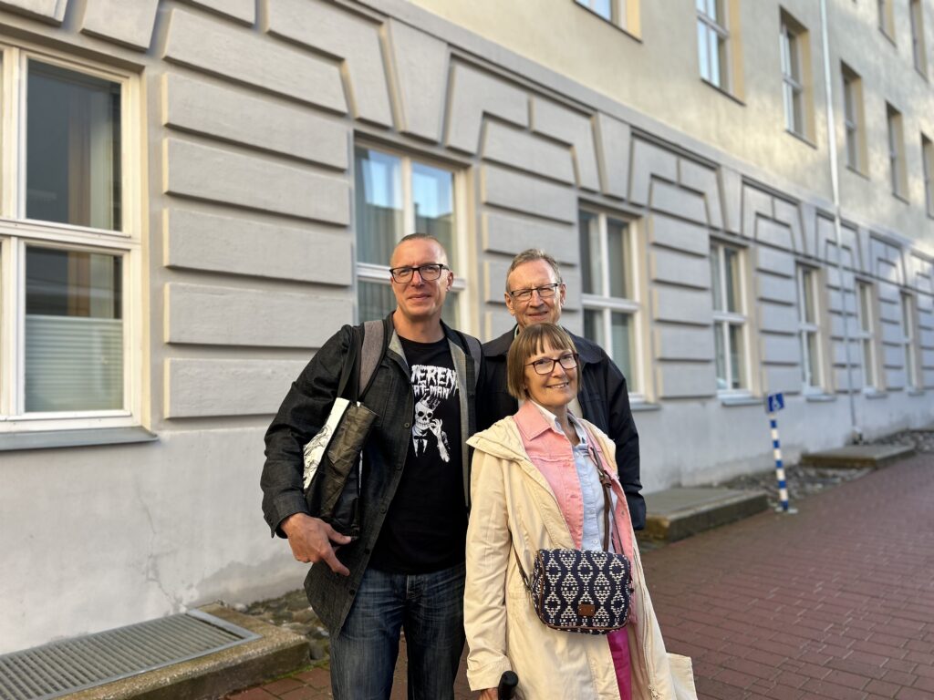 Urmas Vadi, Francoise Sule, Jaan Sule 12.08.2025 keelekohvikus Tartus Foto: Sirle Sööt