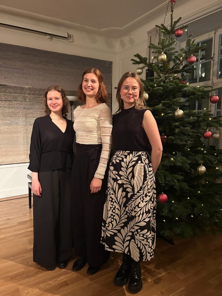 Noored Stockholmis õppivad eesti muusikud Eva Ausmees (viiul), Hanna Semper (vioola), Triin Veissmann (viiul)