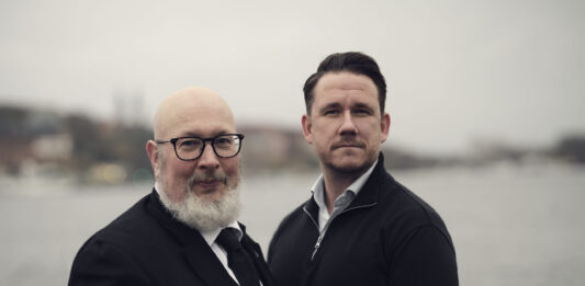 Patrik Oksanen, Andreas Edevald, författarna till boken Den sista lögnen (2026). Foto: Emil Fagander.