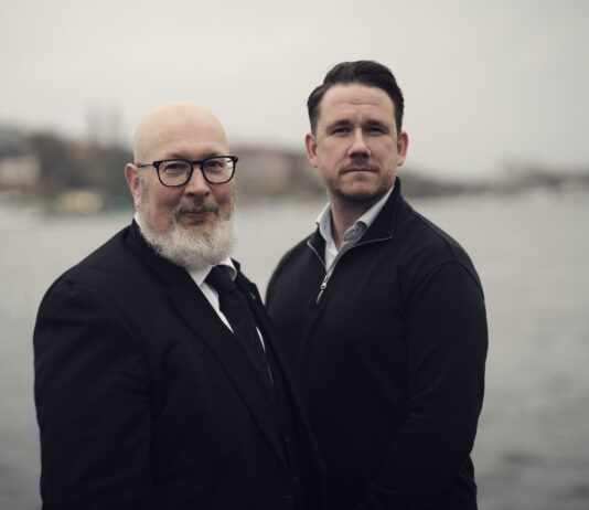 BOKRELEASE: Patrik Oksanen & Andreas Edevald “Den sista lögnen” (2026) Patrik Oksanen, Andreas Edevald, författarna till boken Den sista lögnen (2026). Foto: Emil Fagander.