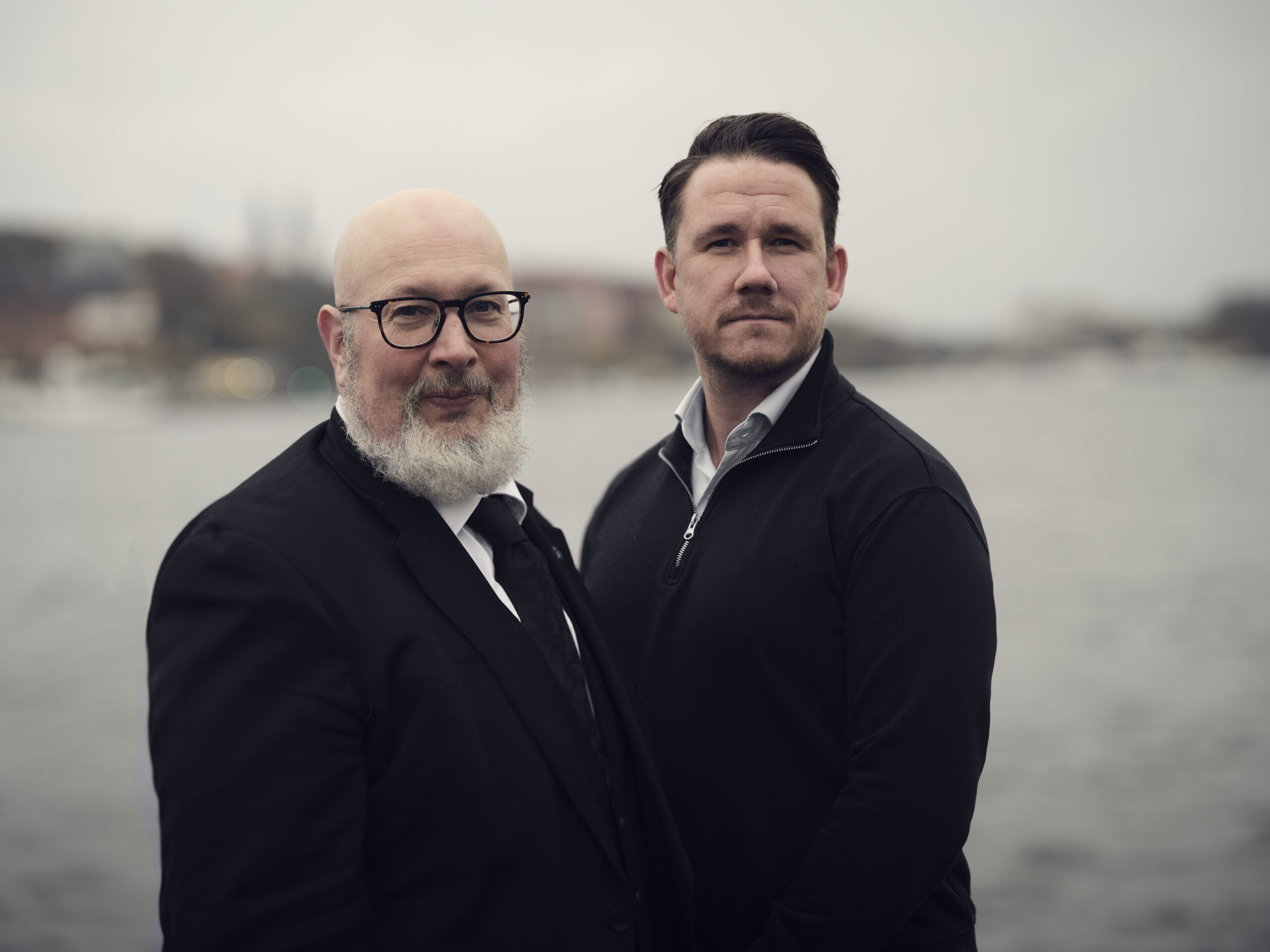 Patrik Oksanen Patrik Oksanen, Andreas Edevald, författarna till boken Den sista lögnen (2026). Foto: Emil Fagander.